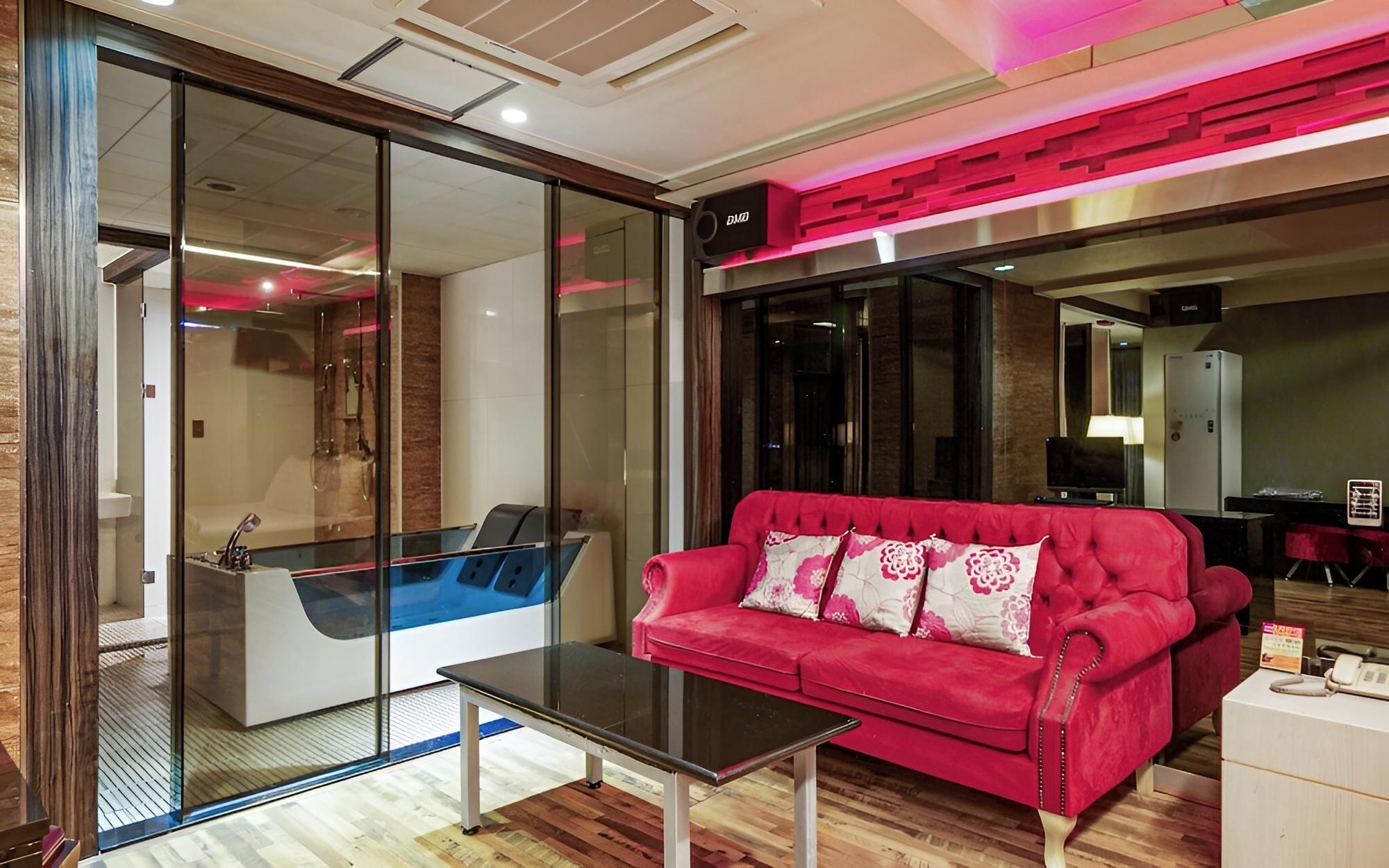 Room (Styler Suite (massage chair or kitche) photo 3