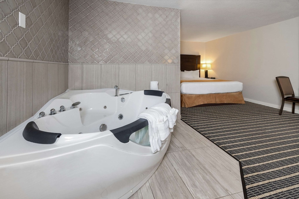 Suite, 1 King Bed, Non Smoking, Hot Tub - Photo 4