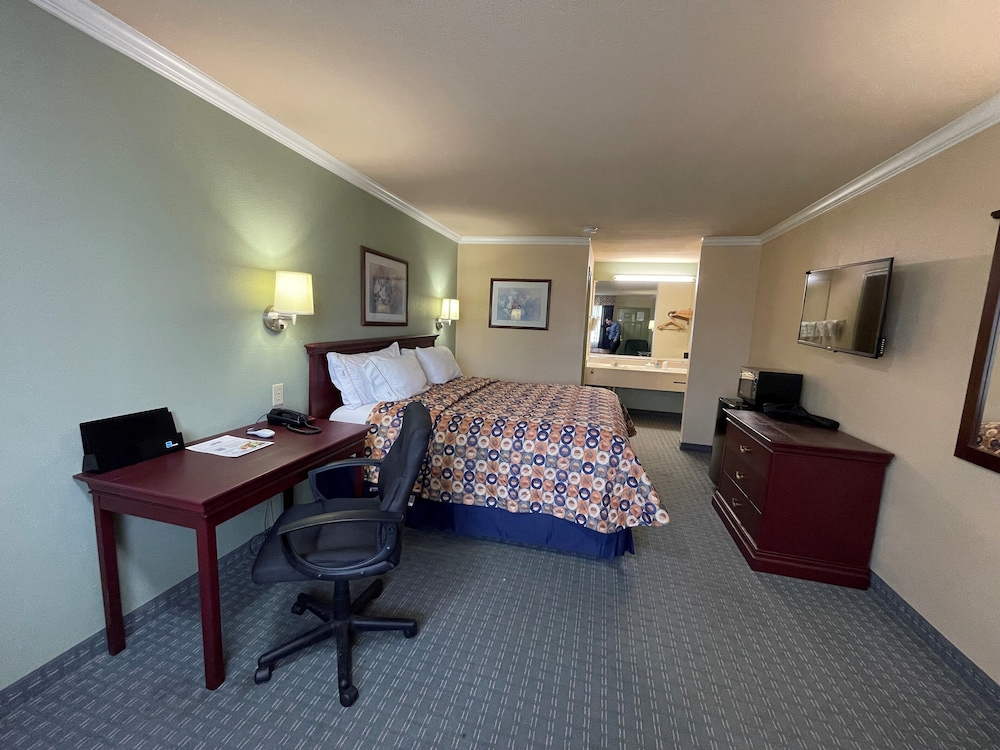 Room, 1 King Bed, Smoking - Photo 3