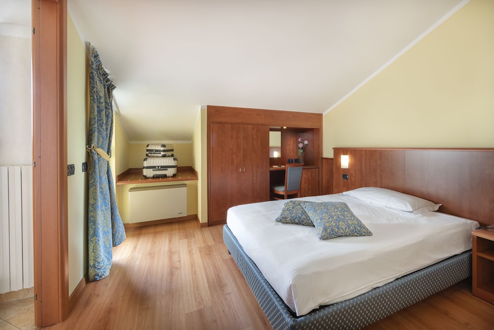 Room, 1 Queen Bed, Balcony, Courtyard Area