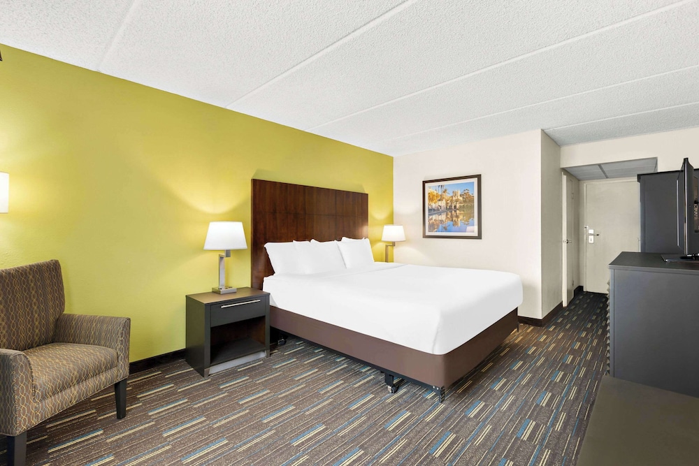Room, 1 King Bed, Accessible, Non Smoking (Accessible Tub) - Photo 2