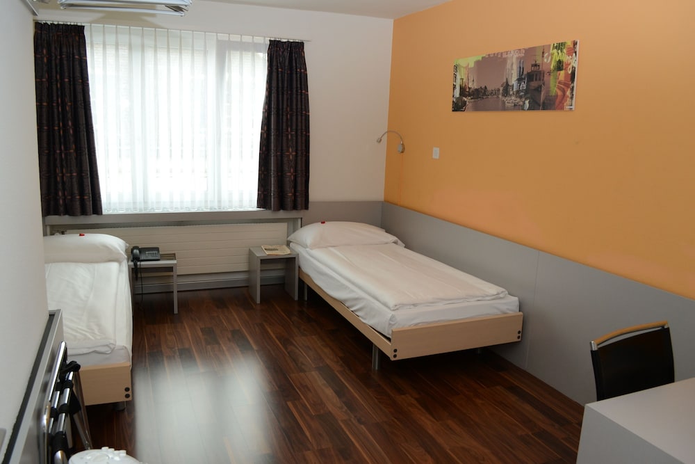 Economy Twin Room - Photo 1