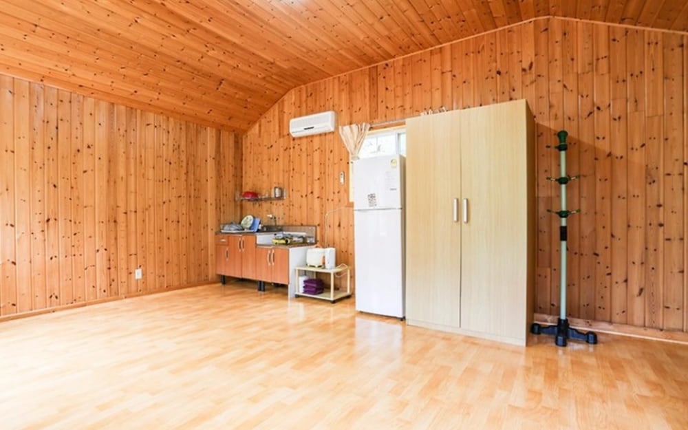 Room (No 2) photo 3