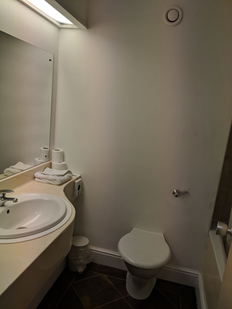 Standard Room, Multiple Beds, Non Smoking - Photo 5