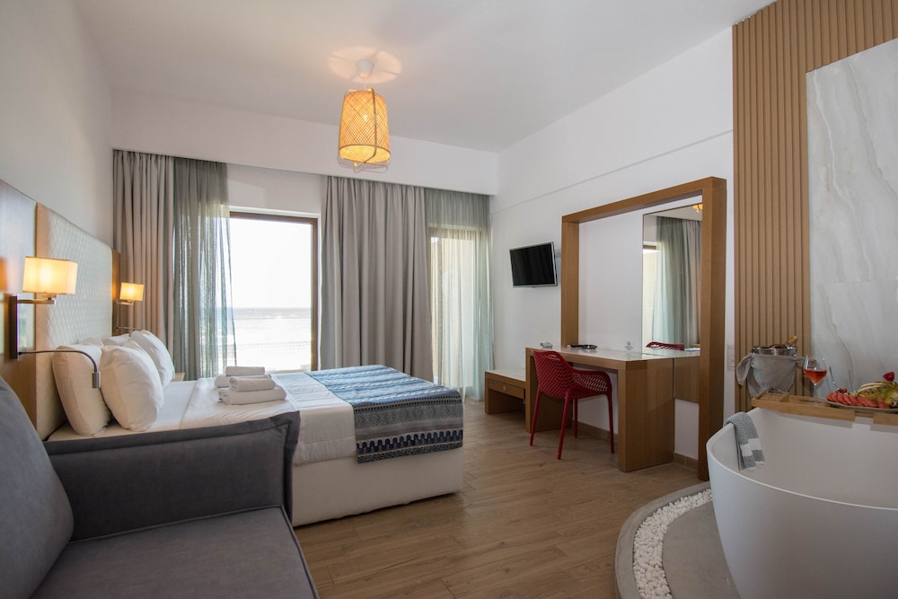 Junior Suite, 1 Queen Bed, Bathtub, Sea View