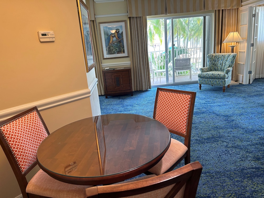 Premium Suite, 1 Bedroom, Non Smoking, Partial Ocean View - Photo 5