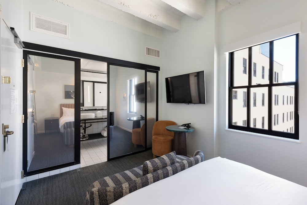 Cozy Courtyard King, 1 King Bed, Courtyard View (Hearing Accessible) photo 3