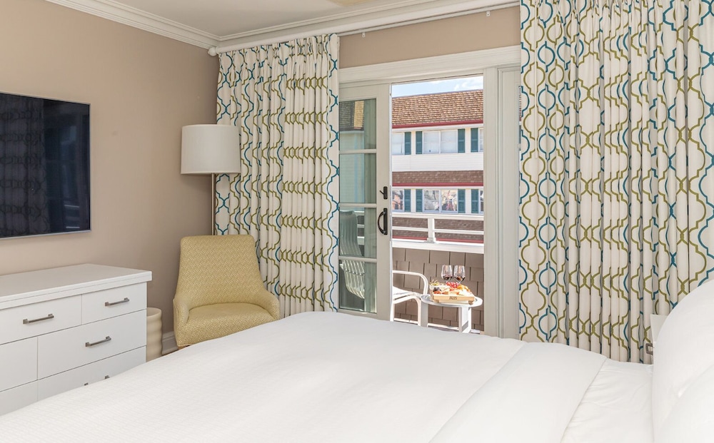 Standard Room, 1 King Bed, Balcony, City View (Town View King with Balcony) photo 1