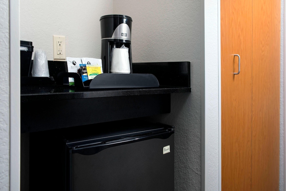 Room, 2 Queen Beds (Mobility/Hearing Accessible, Tub) photo 2