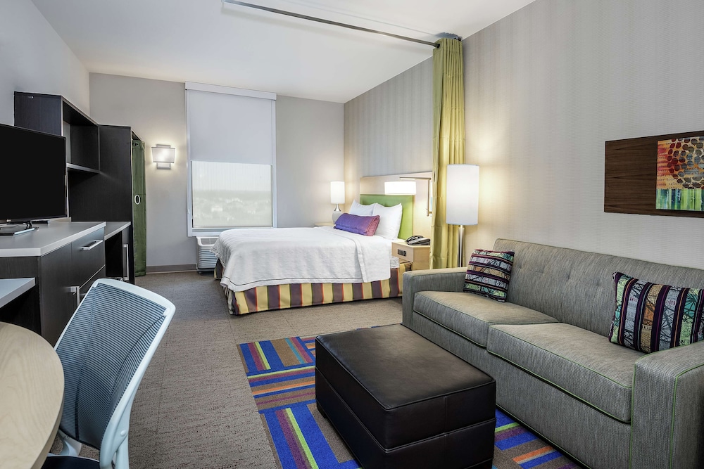 Suite, 1 King Bed, Accessible, Bathtub