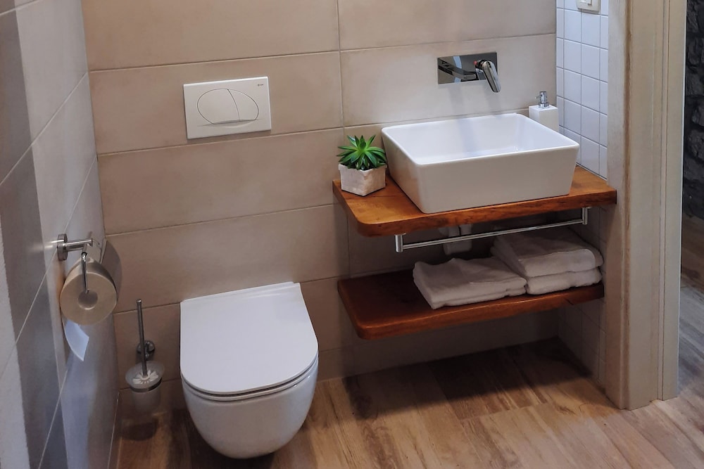 Family Studio, Mountainside (Štanjel Retreat Suite 2.2) photo 3