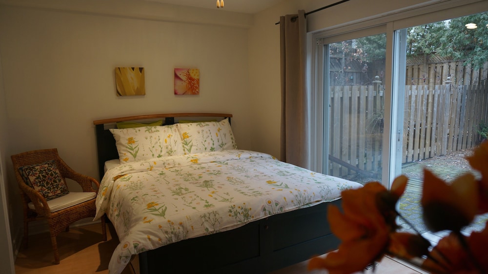 Deluxe Double Room, 1 Queen Bed, Garden View (Private Backyard Access)