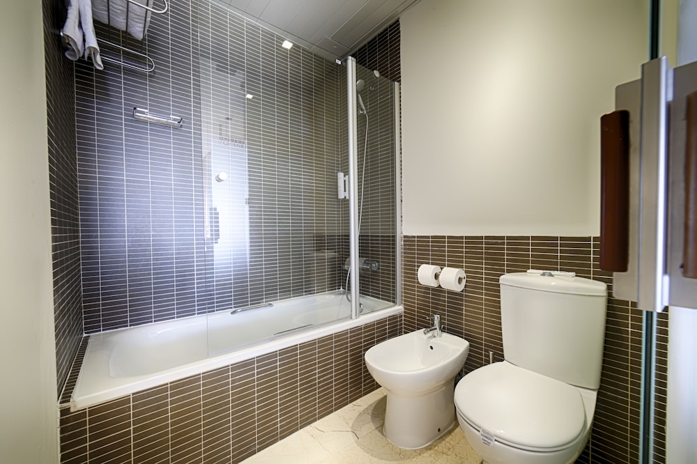 Quadruple Room (3 Adults + 1 Child) photo 2