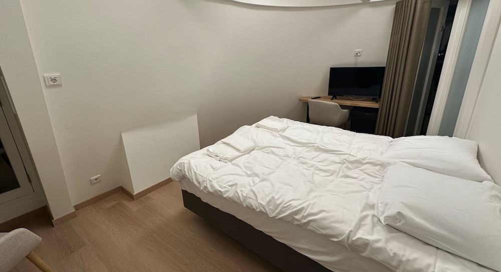 Deluxe Double Room, Private Bathroom, Canal View photo 2