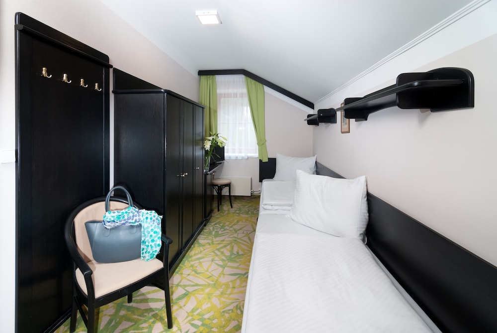 Economy Twin Room, 2 Twin Beds photo 1