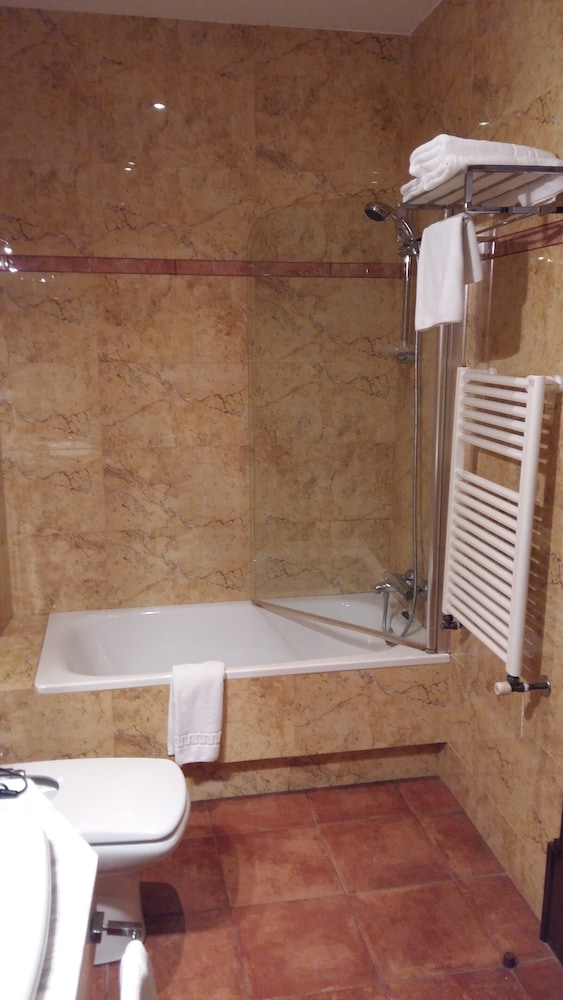Double or Twin Room, City View - Photo 9