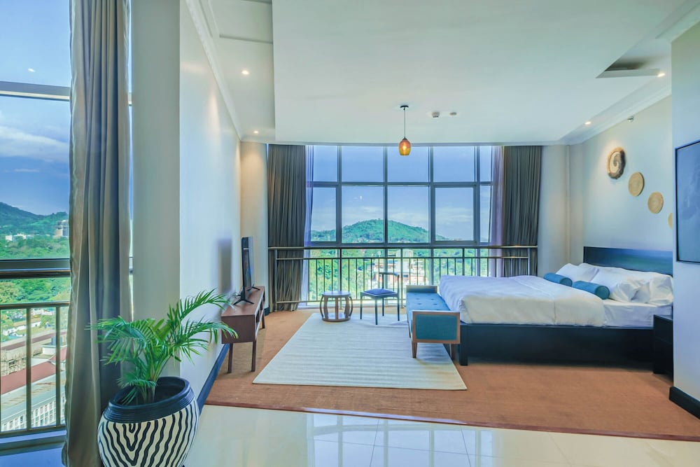 Executive Double Room, 1 King Bed, Non Smoking, Mountain View photo 3