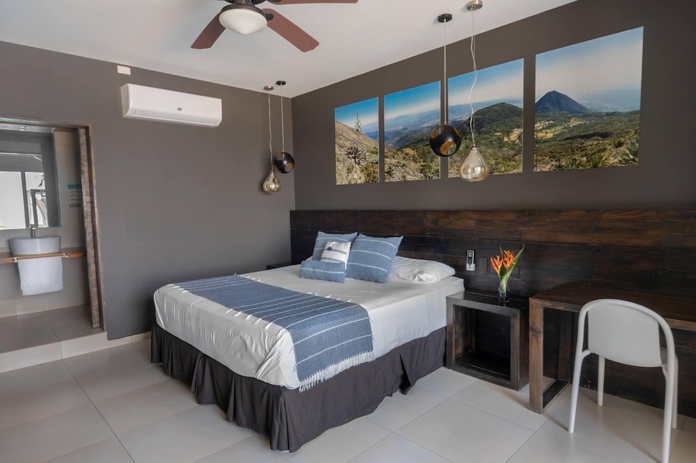 Premium Single Room, 1 King Bed, Balcony, Ocean View photo 2