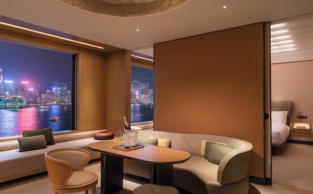 Club Suite, 1 Bedroom, Club Lounge Access, Harbor View (High Floor) thumbnail 5