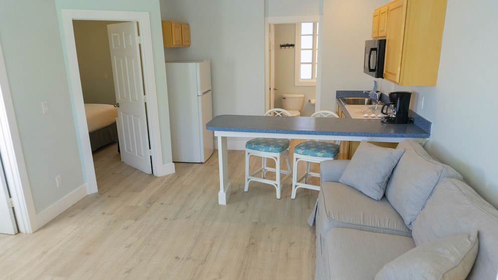 Suite, 2 Bedrooms - Photo 8