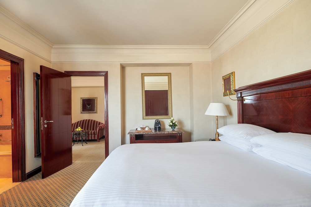 Club Room, 1 King Bed, Accessible, Smoking (Club Lounge Access) thumbnail 6