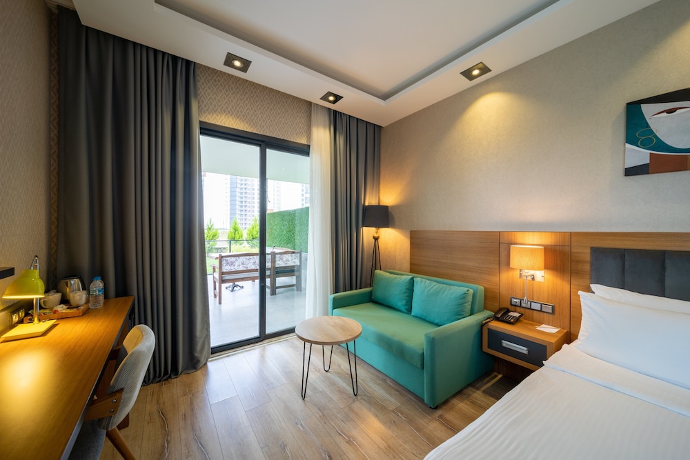 Suite, 1 King Bed, Smoking, Balcony - Photo 7