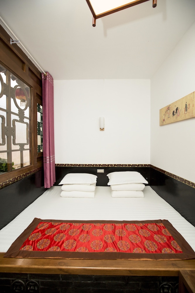 Traditional Room With Kang Bed