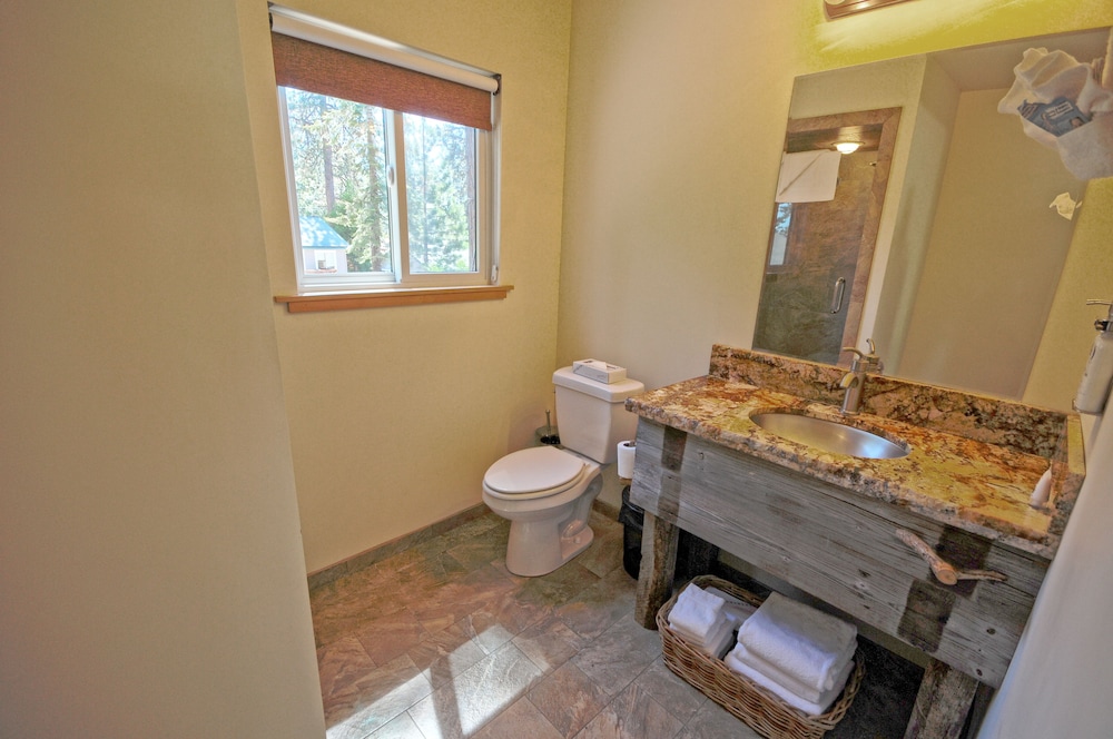 Deluxe Studio, 1 King Bed, Kitchen, Lake View photo 3