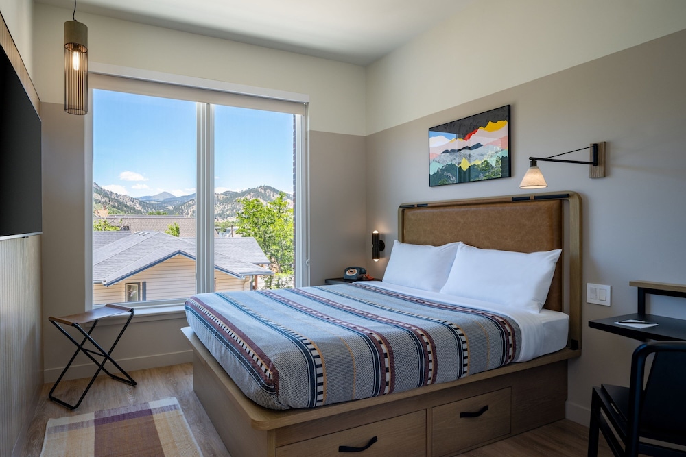 Room, 1 Queen Bed, Mountain View (Hearing Accessible) photo 1