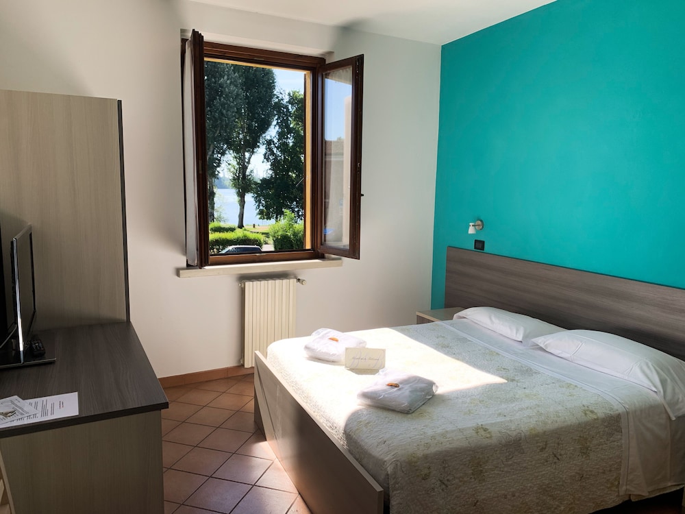 Quadruple Room, Lake View