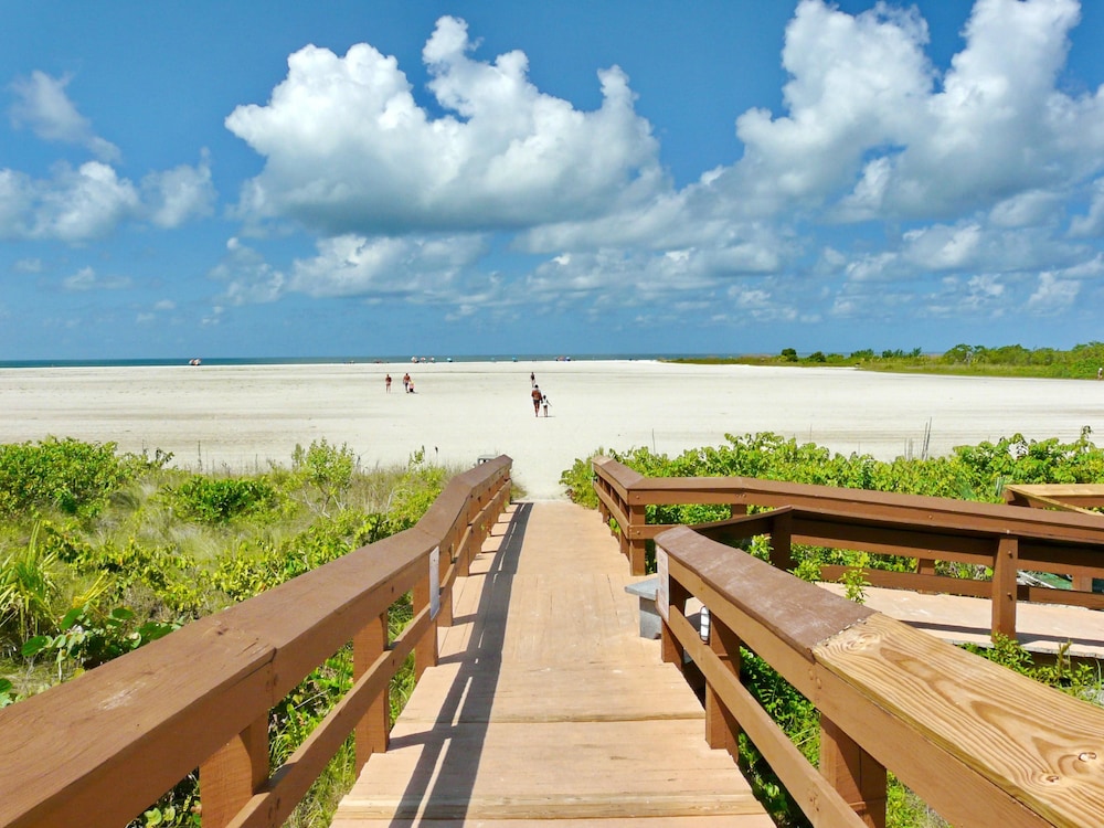 Condo, 1 King Bed (Breezy beachfront condo with unmatche) photo 2