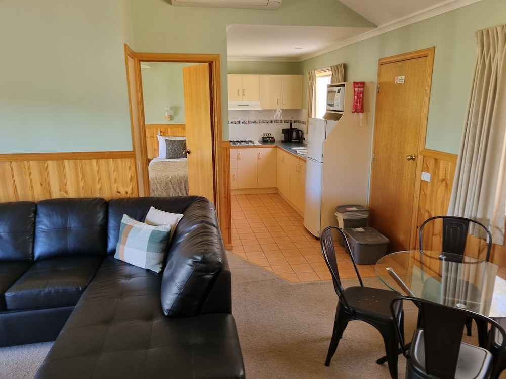 2 Bedrooms, 1 Bathroom Self Contained Spa Cottage photo 3
