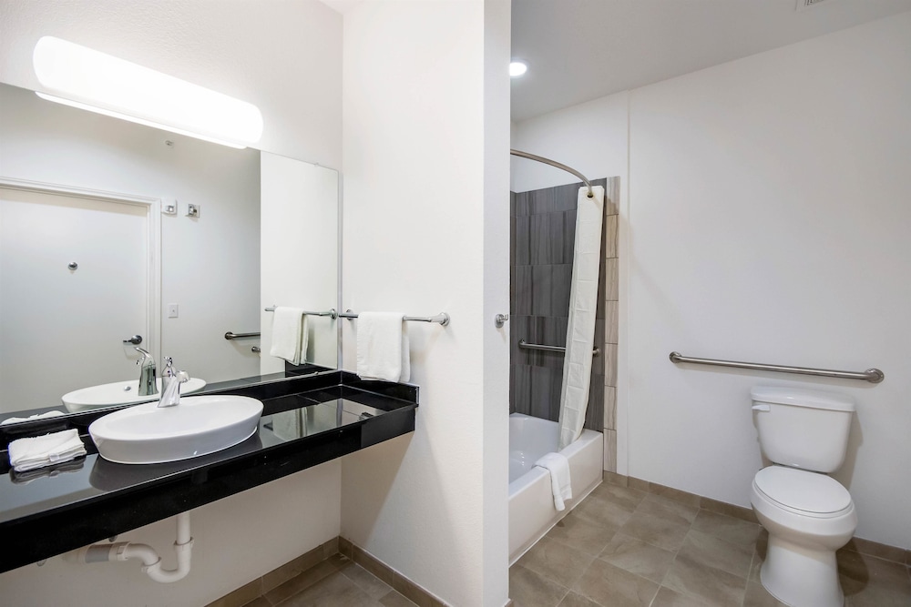 Deluxe Room, 2 Queen Beds, Non Smoking, Refrigerator & Microwave - Photo 10