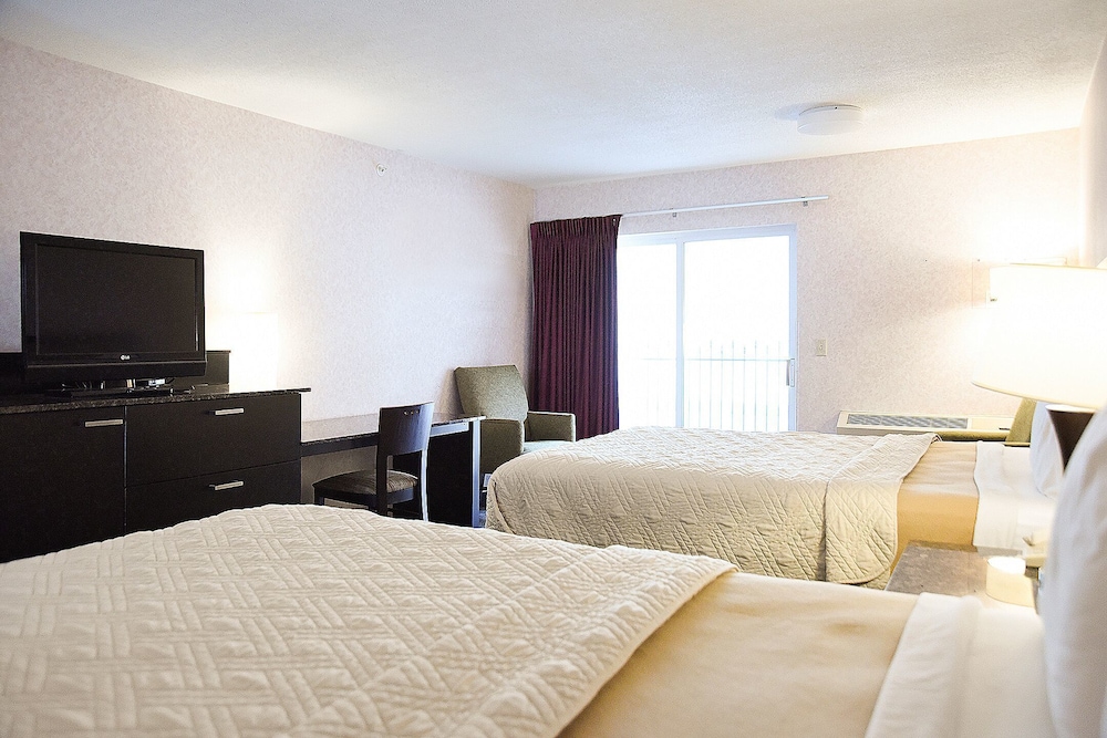 Standard Room, 2 Queen Beds, River View photo 2