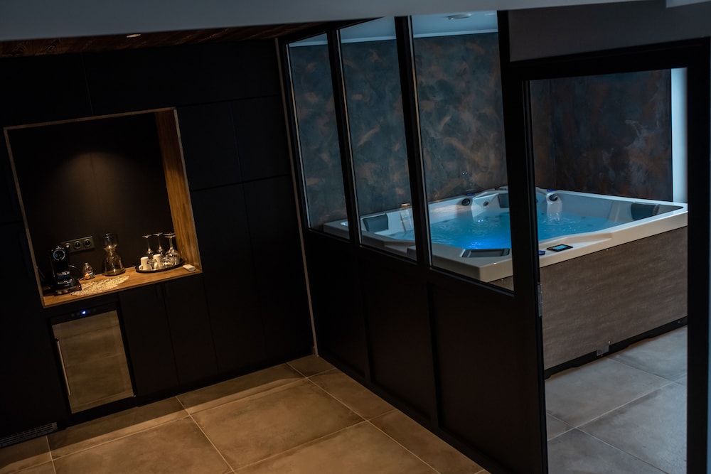 Deluxe Suite, Hot Tub - Photo 37