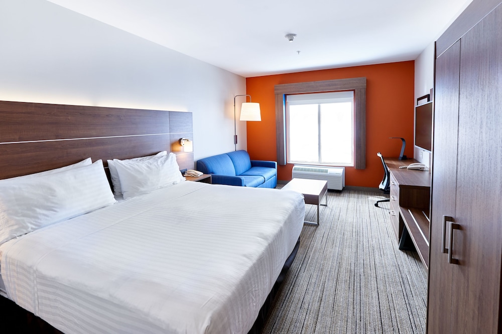 Suite, 1 King Bed - Photo 3