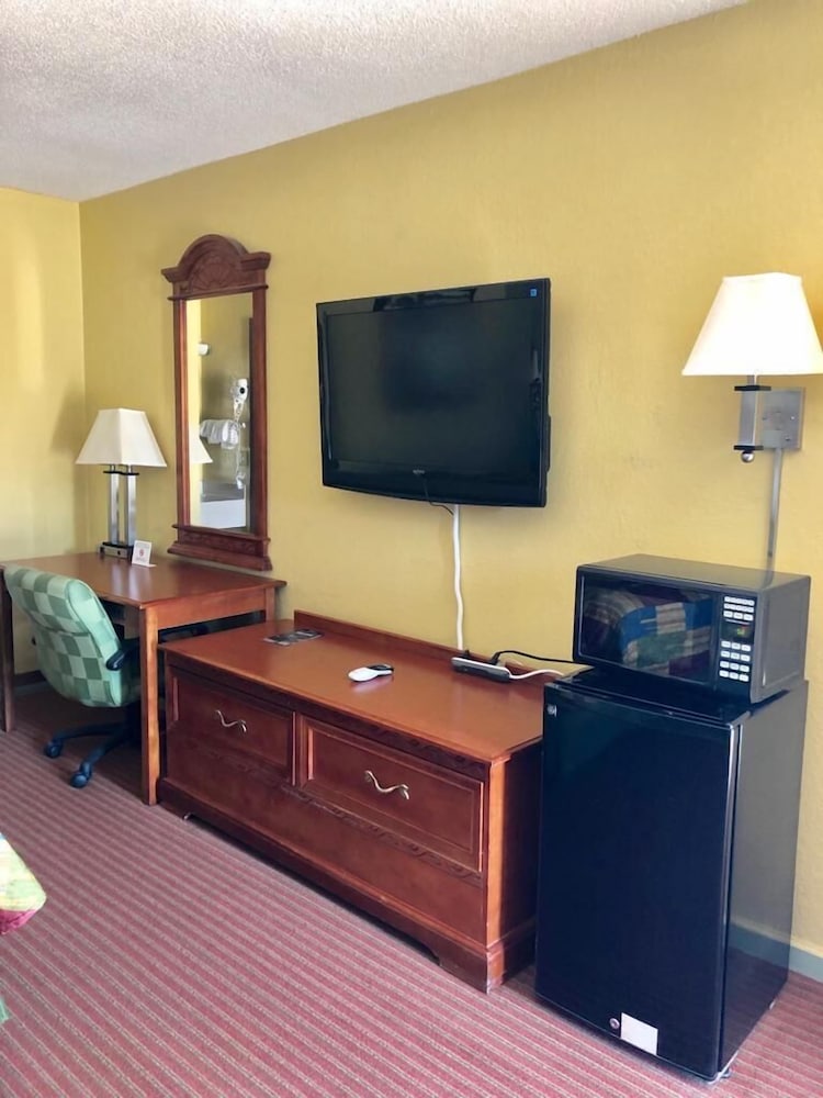 Deluxe Single Room, 1 King Bed, Non Smoking, Refrigerator & Microwave photo 3
