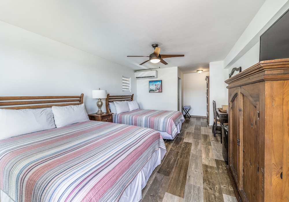 Room, 2 Queen Beds, Ocean View photo 2