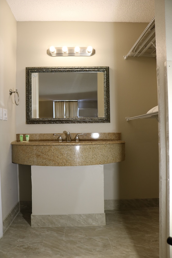 Standard Room, 1 King Bed, Non Smoking (Second Floor) photo 2