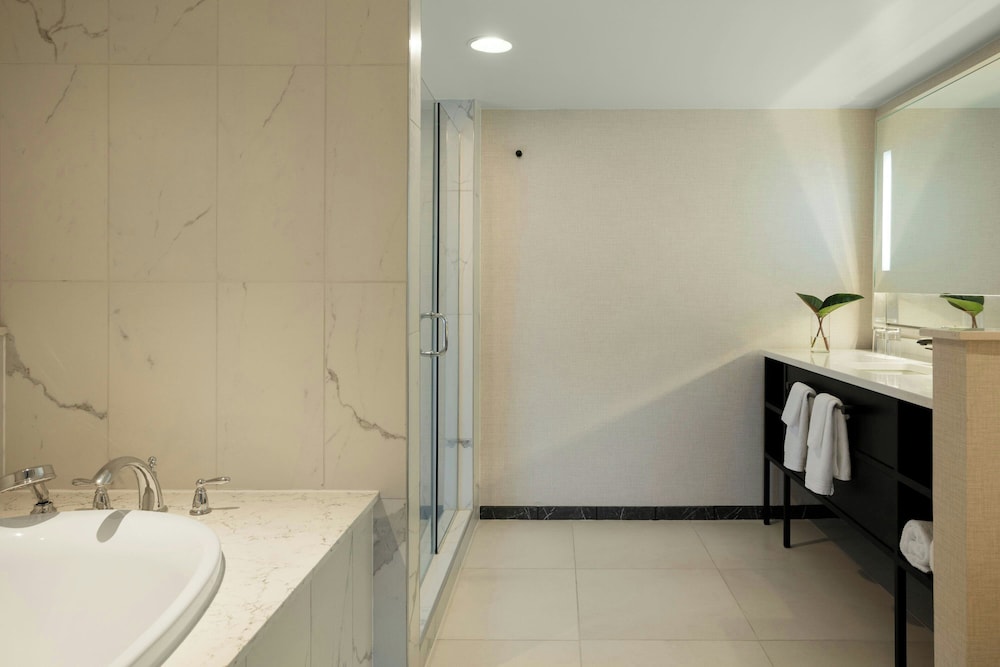 Luxury Suite, 1 Bedroom, Pool View (Mobility Accessible, Roll-in Shower) - Photo 5