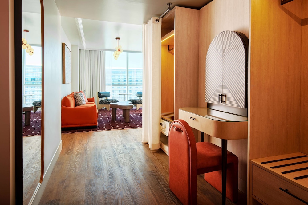 Grand Suite, 1 King Bed, Accessible, Corner (ruby)