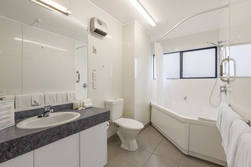 Two Bedroom Queen Apartment with Balcony - Photo 6