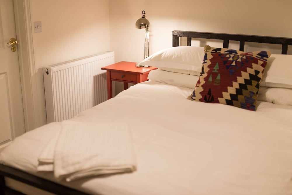 Room, 1 King Bed, Private Bathroom (Room 4) photo 1