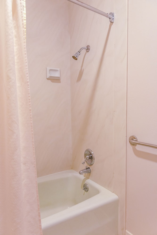 Queen Room with Ensuite - Photo 4