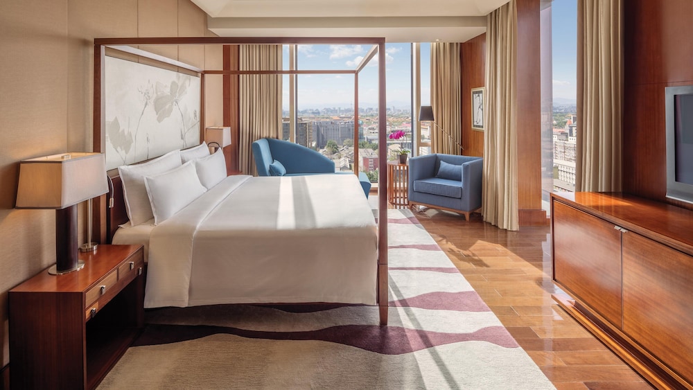 Suite, 1 King Bed, City View (Forbidden City View)