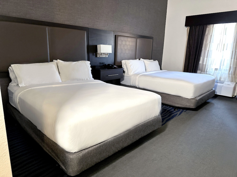 Standard Room, 2 Queen Beds - Photo 2