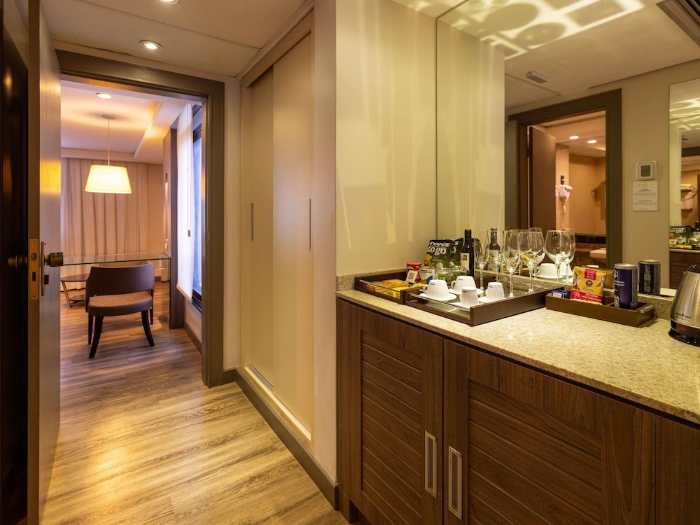Executive Suite, 1 King Bed, Bathtub - Photo 5