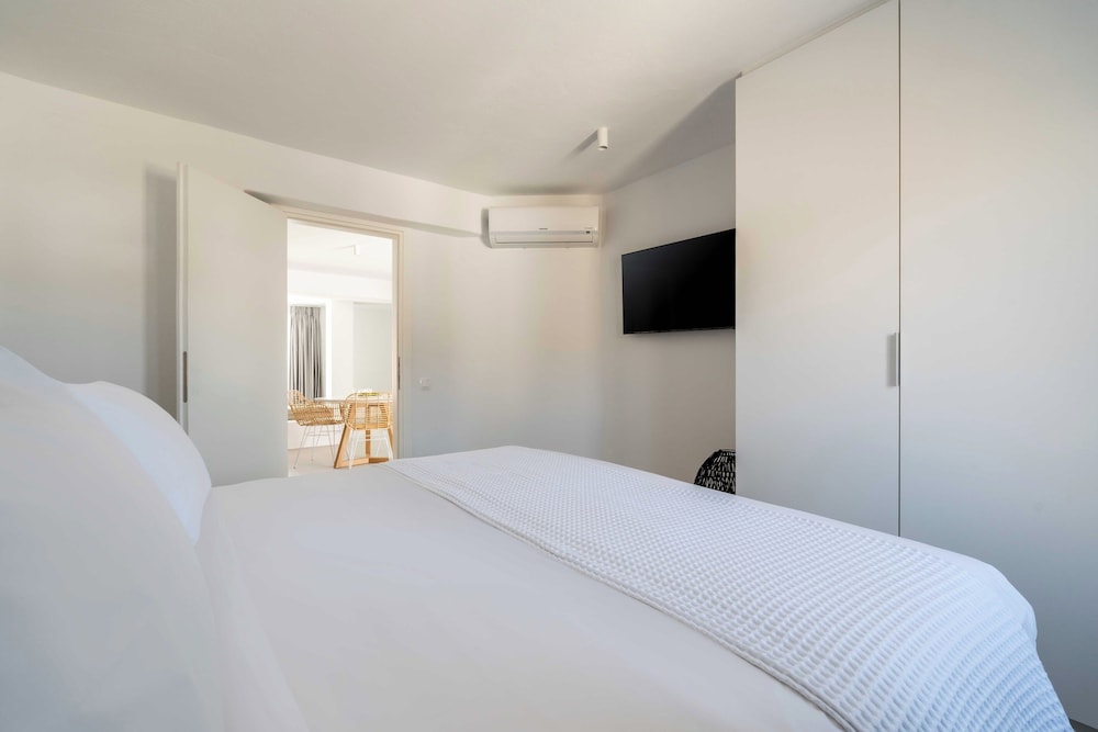 Elegant Suite with Private Outdoor Pool and Sea View photo 1