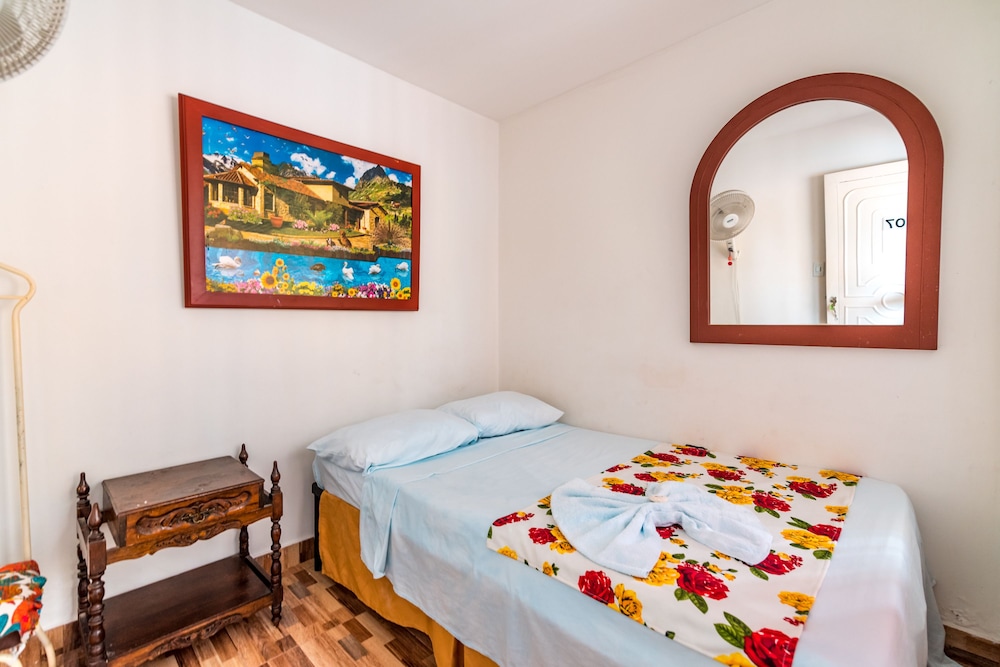 Single Room, Shared Bathroom (Fan)