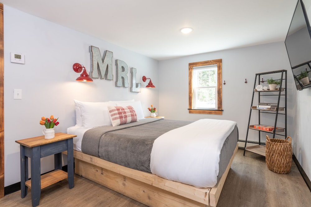 Standard (1 Queen, 1 Futon)